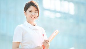 クリニックで働く看護師の給料相場とは?年収や手取り、病院勤務との違いも解説