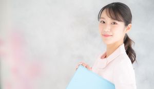 【2023年最新】看護師のボーナスは平均いくら?手取りやボーナスが高い病院の特徴も解説