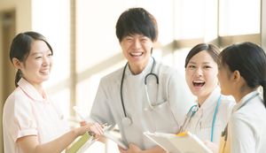 夜勤なしで働く看護師の年収は?メリット・デメリットや日勤でおすすめの職場も紹介