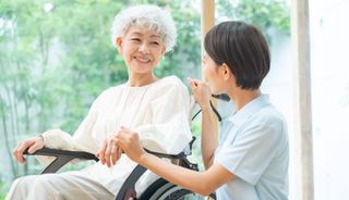 病院以外で看護師におすすめの職場23選!転職先の平均年収や注意点も解説