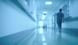 看護師の夜勤がきつい5つの理由は?夜勤時対策から夜勤なしで働ける職場情報まで解説