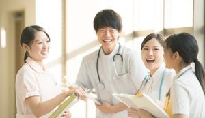 男性看護師の平均年収は低い?初任給や年収アップのポイントも解説
