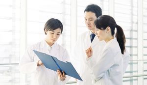 看護師の平均年収と手取りはいくら？施設規模・勤務年数・男女別に徹底比較！