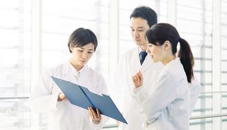 看護師の平均年収と手取りはいくら？施設規模・勤務年数・男女別に徹底比較！