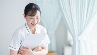 看護師の夜勤のタイムスケジュールは?交代制ごとのスケジュールや仕事内容も解説