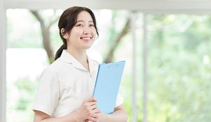 大卒看護師の年収はいくら?初任給や給料アップの方法も解説