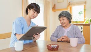 訪問看護師の給料は高い?給料を上げる方法や転職で成功するコツも解説