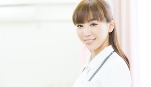 看護師長の年収はどれくらい?看護師長になるためのポイントもあわせて解説
