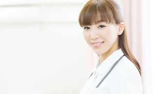 看護師長の年収はどれくらい?看護師長になるためのポイントもあわせて解説