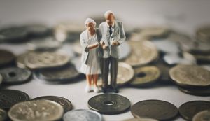 年金受給者でもお金を借りる方法!年金収入のみでも利用できる借入先を解説