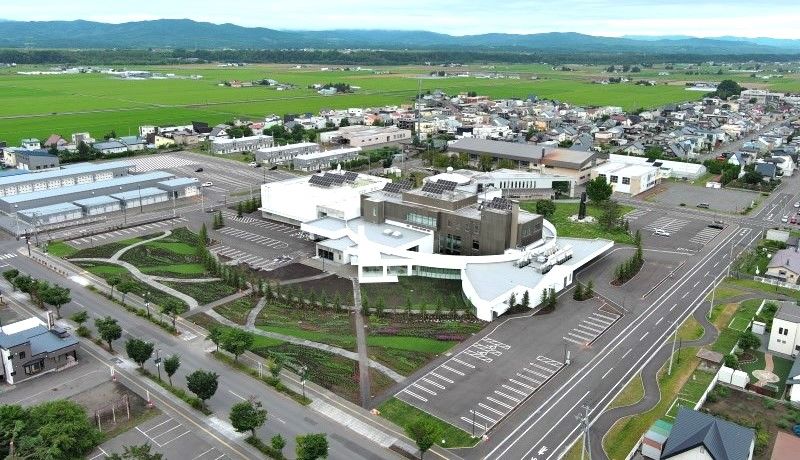 東神楽町庁舎と複合施設の空撮画像