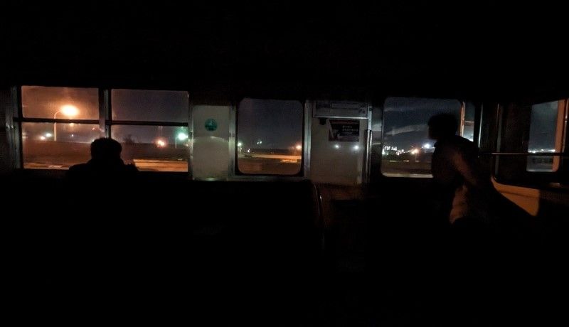 貨物線の車内から見る夜景の画像